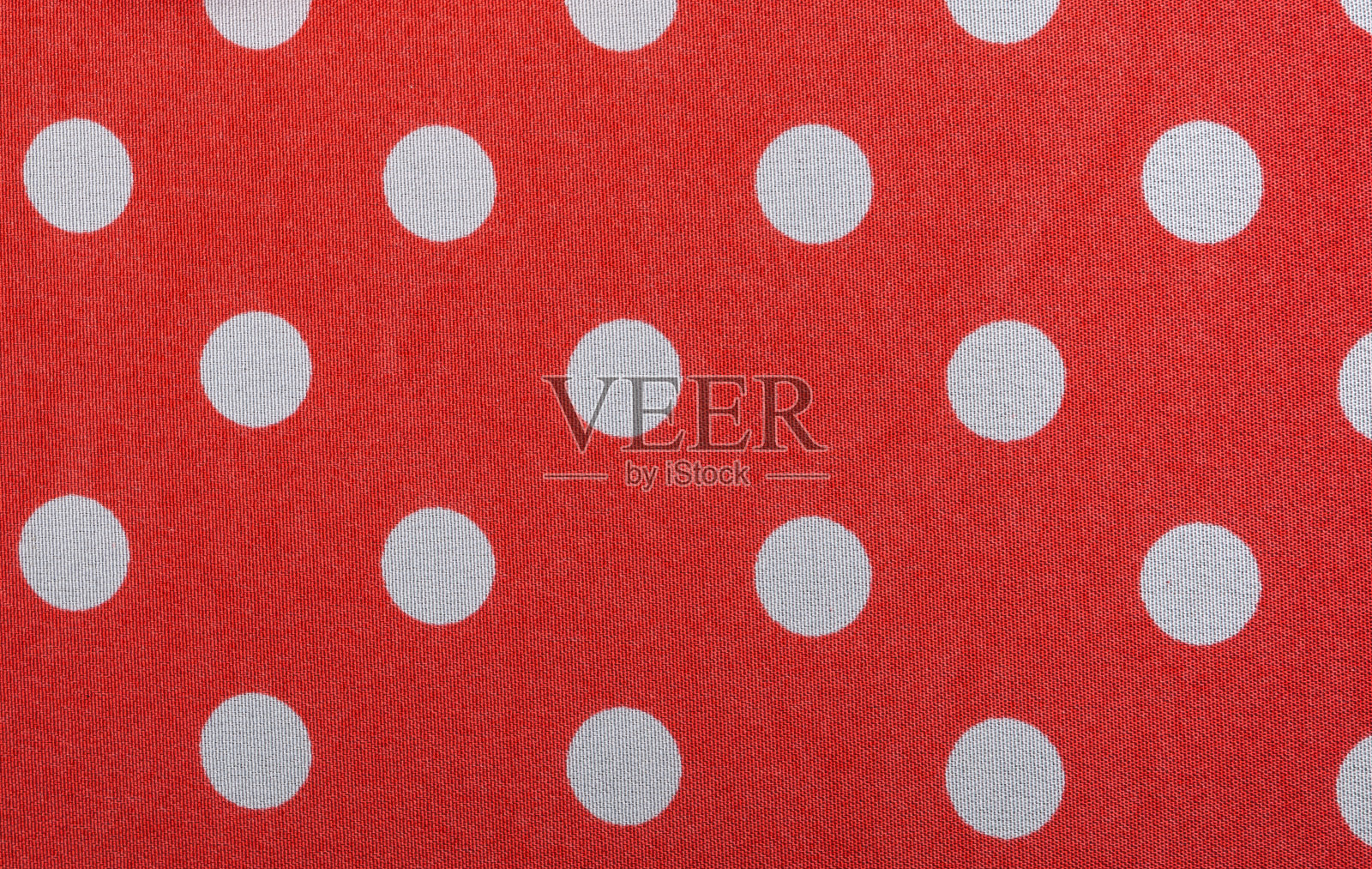 近距离白色圆点在明亮的红色织物背景照片摄影图片