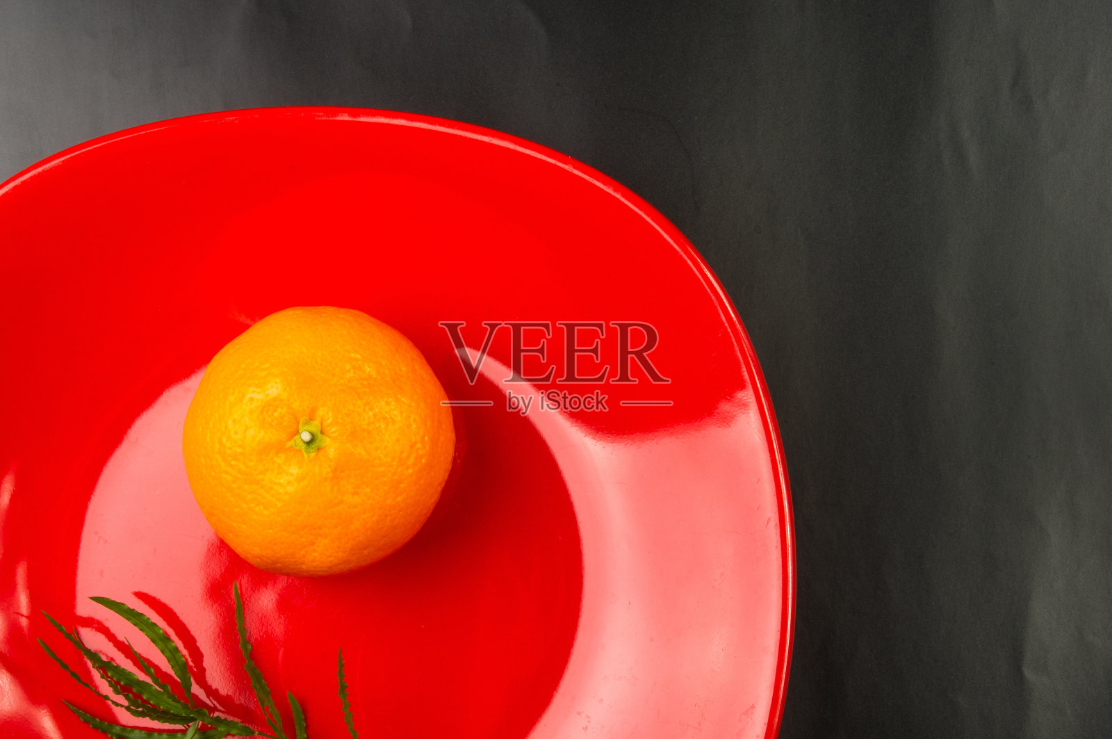 红盘子里的橘子照片摄影图片