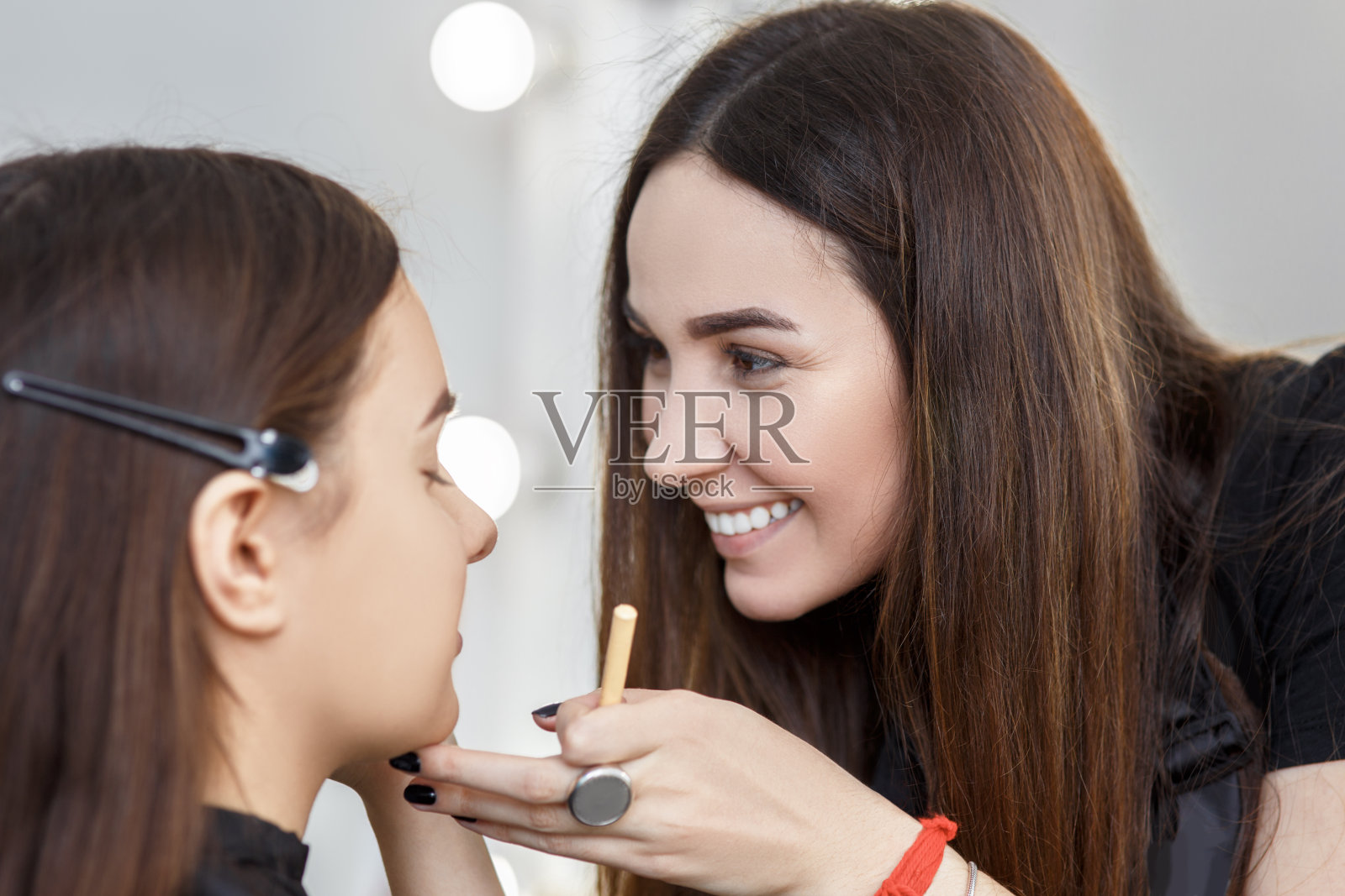 快乐的化妆师在化妆照片摄影图片