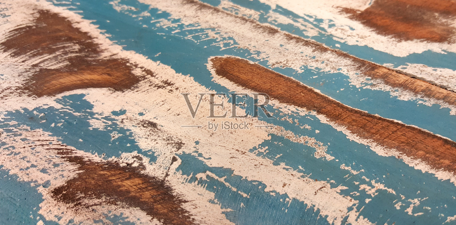 蓝色木制的乡村复古垃圾背景与棕色和白色破旧的污点。垃圾油漆破旧的木材纹理。照片摄影图片