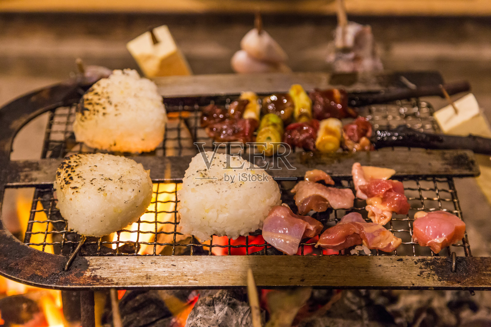 传统日式炭烧饭团和烧鸡肉照片摄影图片