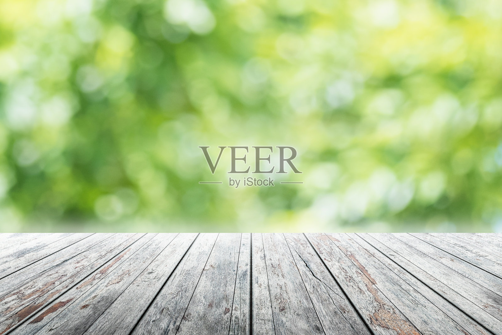 空木桌与在花园的背景模糊。照片摄影图片