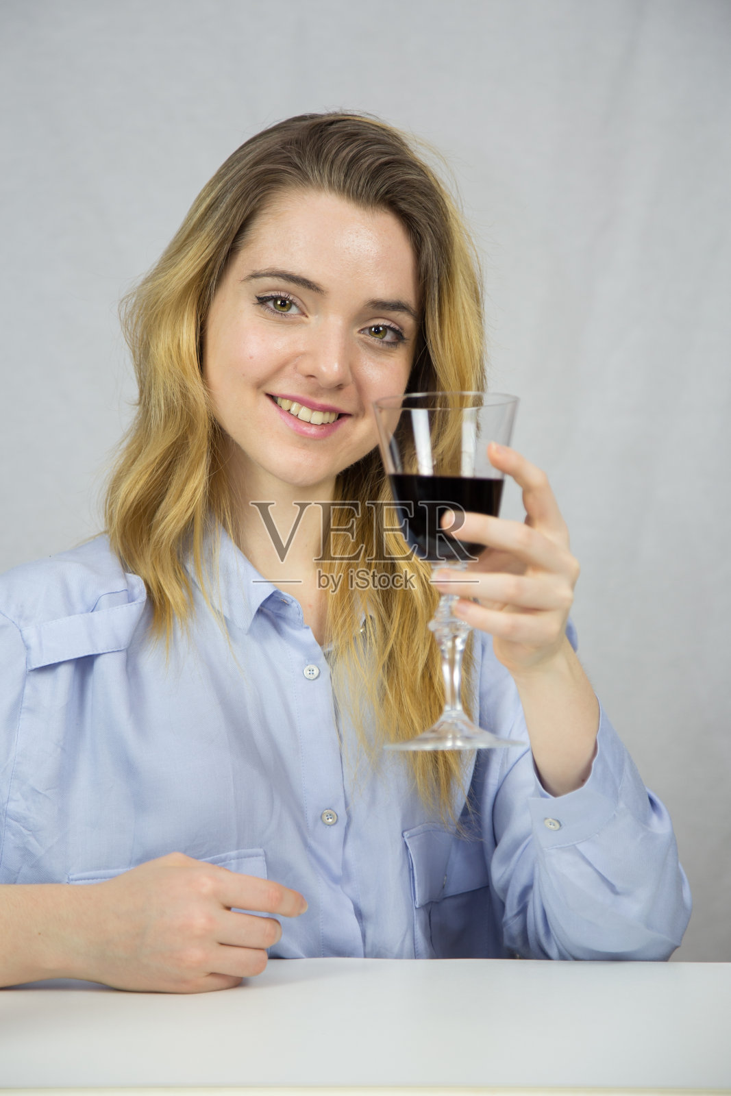 年轻女人喝红酒照片摄影图片