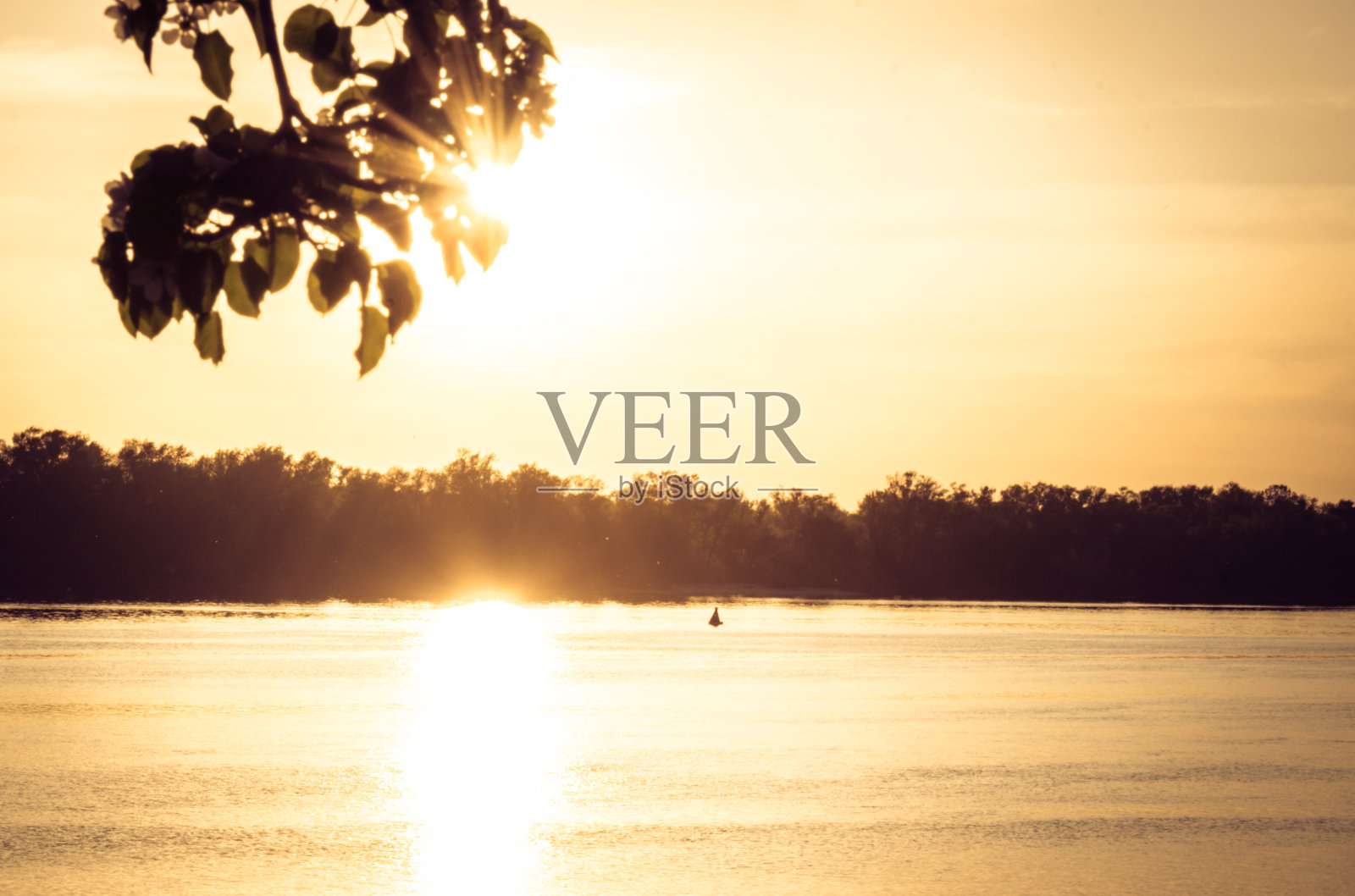 和平和安静。河上风景如画的日落照片摄影图片