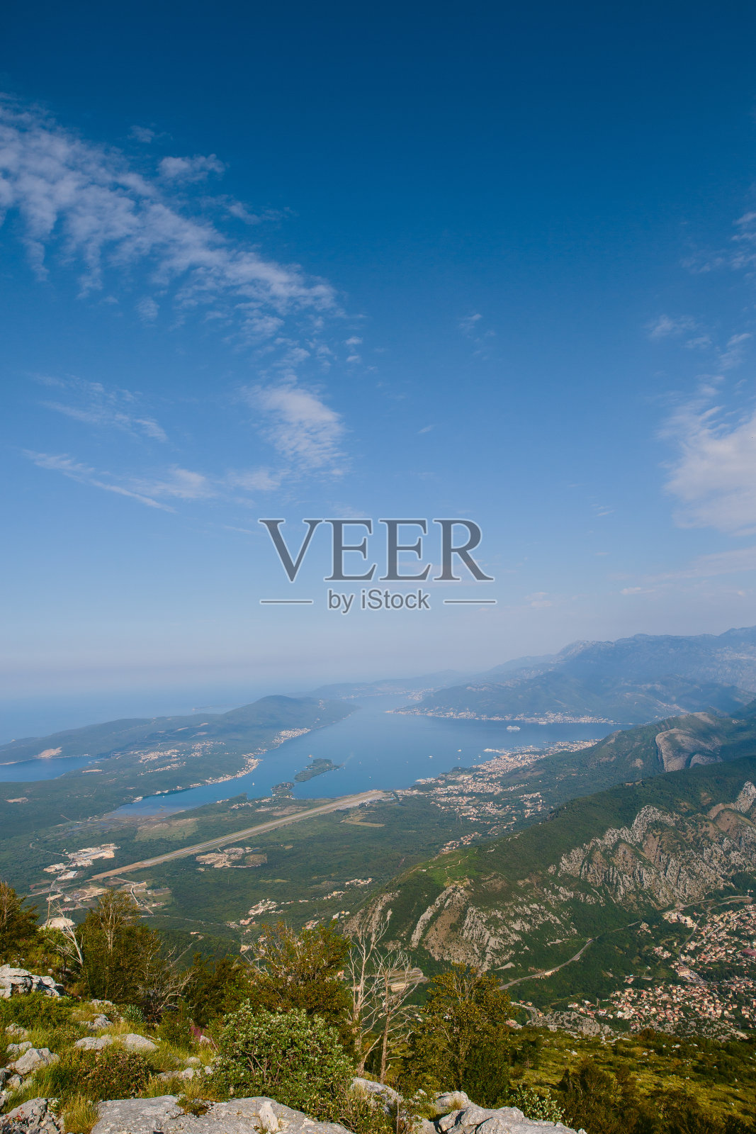 洛芬蒂瓦特山的景色。Tivat机场。Lustica Penins照片摄影图片