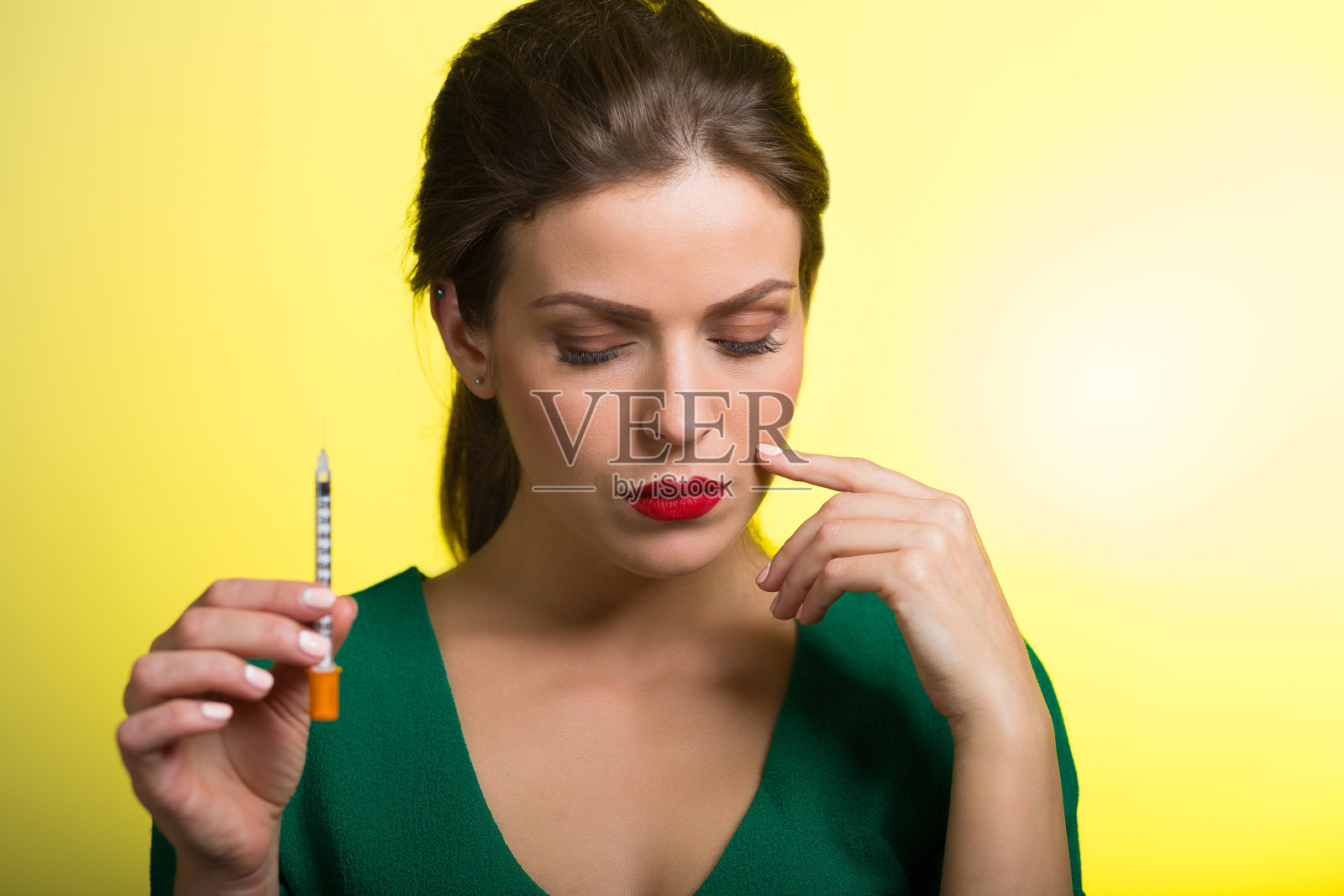 打皮肤护理针的女人照片摄影图片