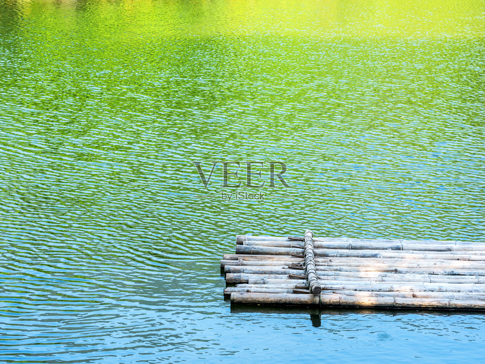 竹筏在河里,树,山,蓝天在河里的颜色反射照片摄影图片