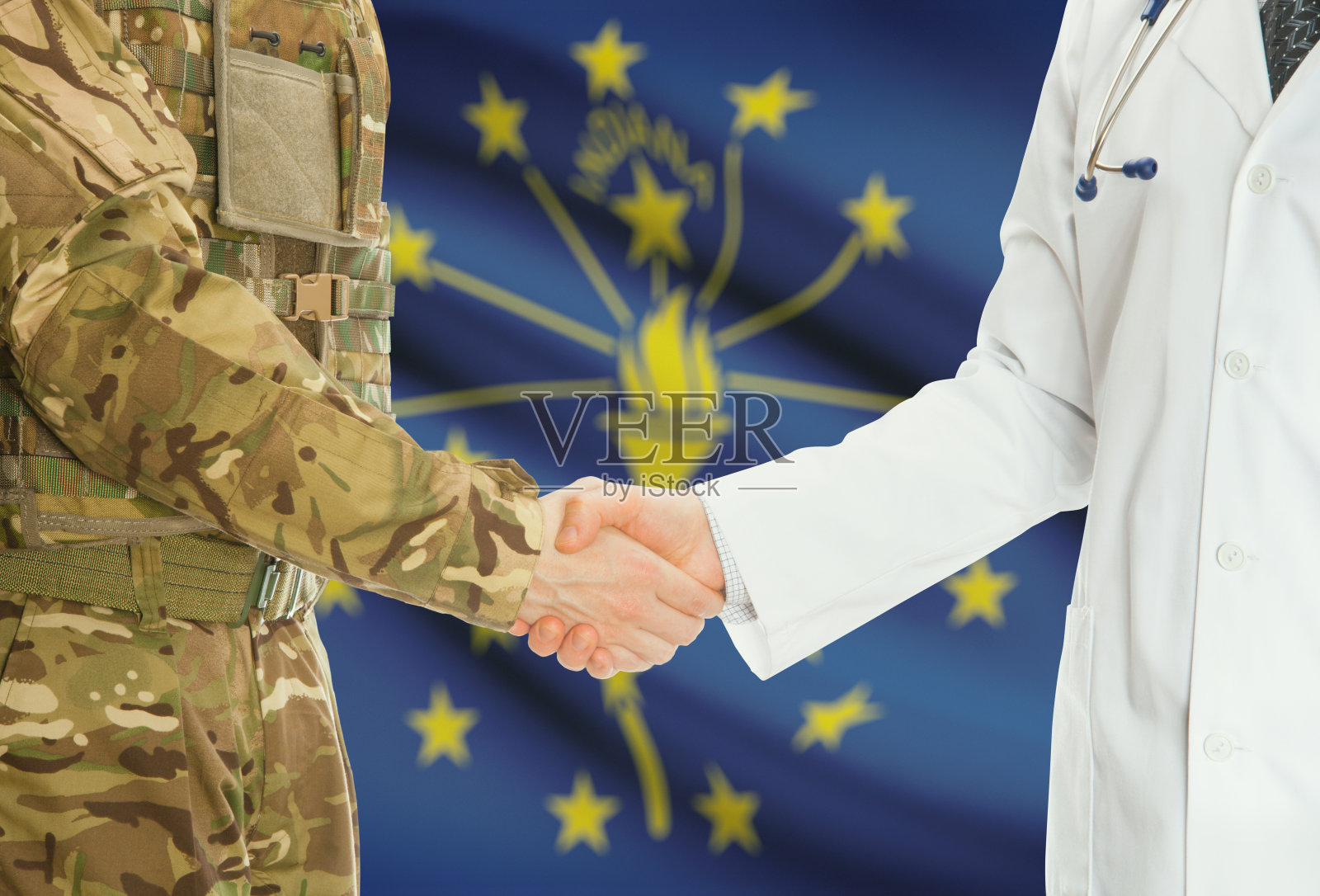 身着制服的军人和医生在背景中与美国国旗握手——印第安纳州照片摄影图片