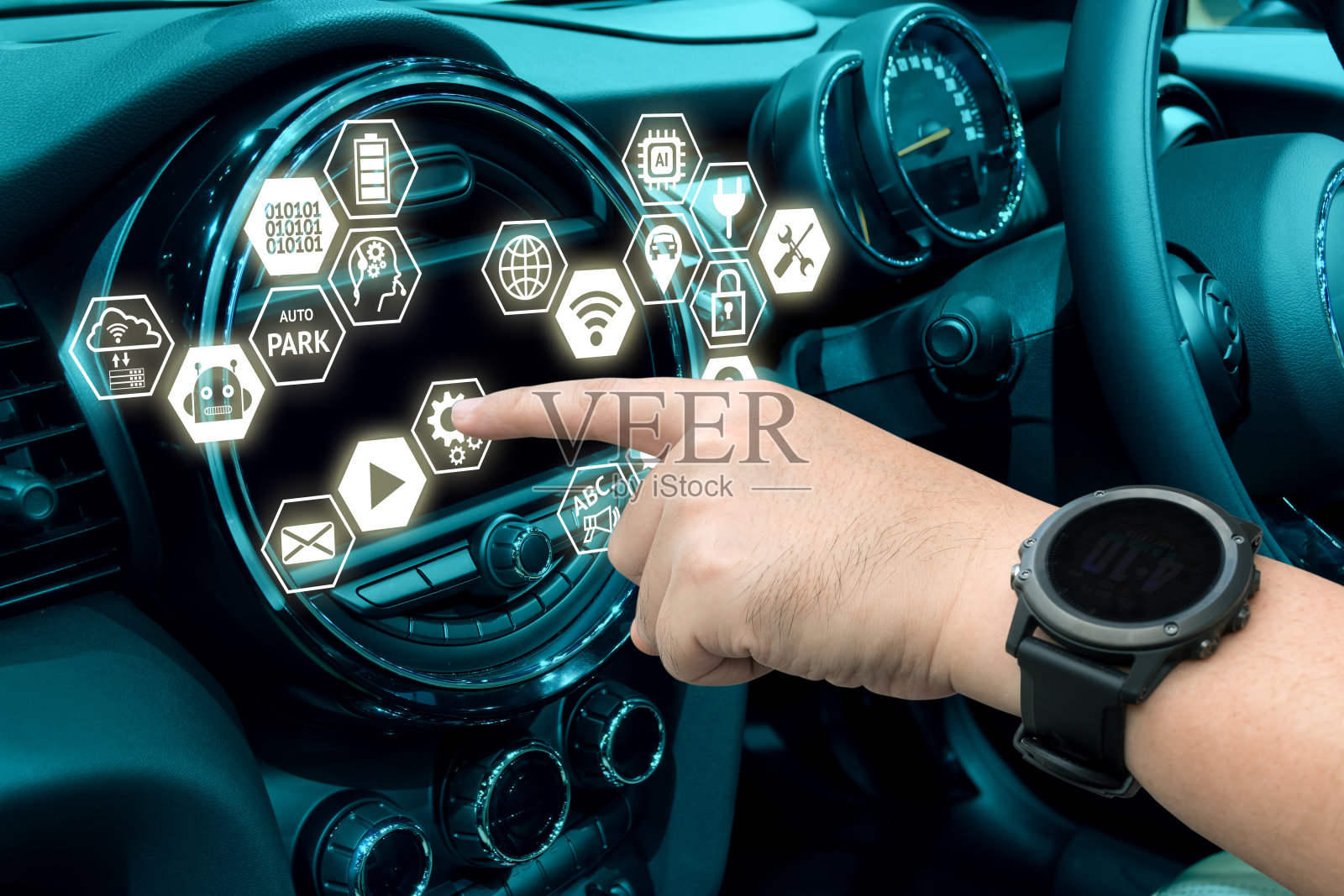智能汽车和物联网(IOT)概念。手指指向汽车的控制台,屏幕上就会弹出图标。照片摄影图片