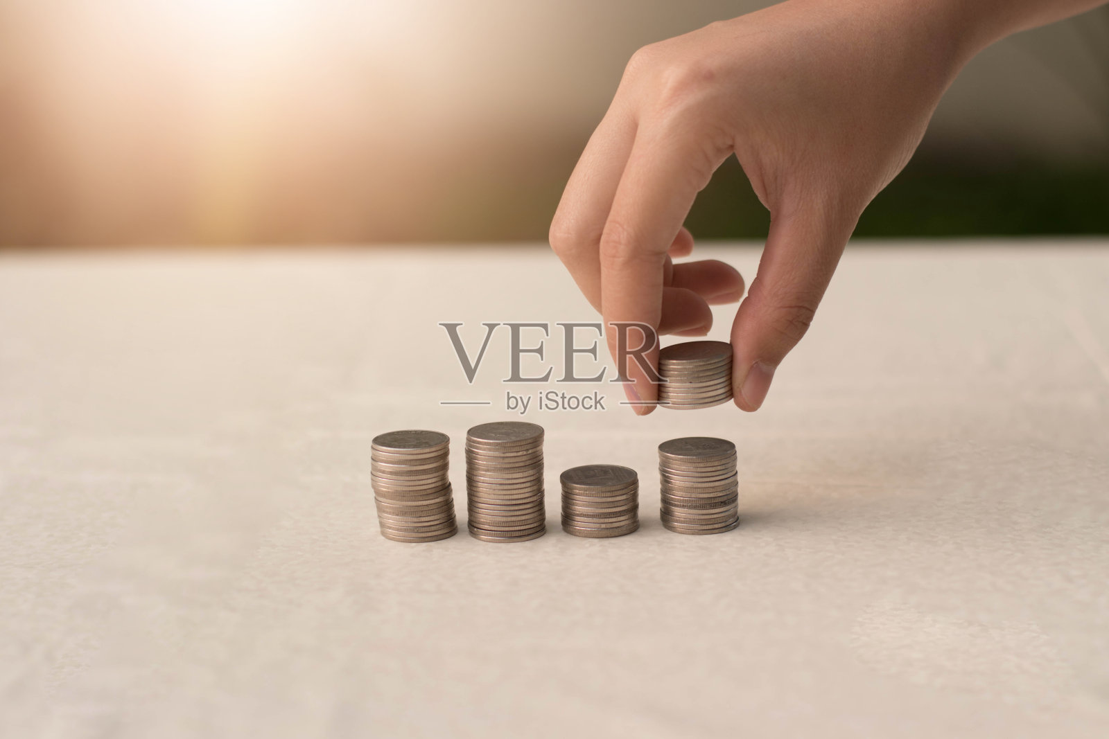 手扔硬币照片摄影图片