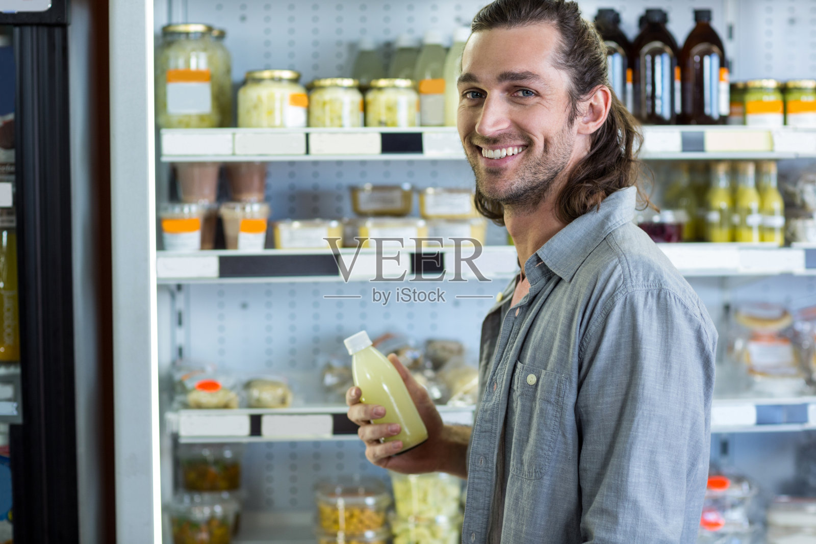 一个快乐的男人在购物照片摄影图片
