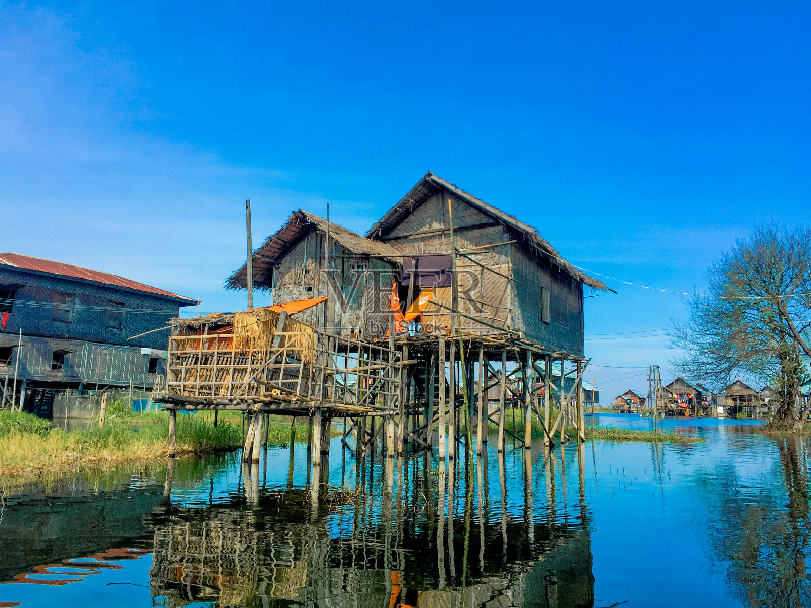 湖边的房子照片摄影图片