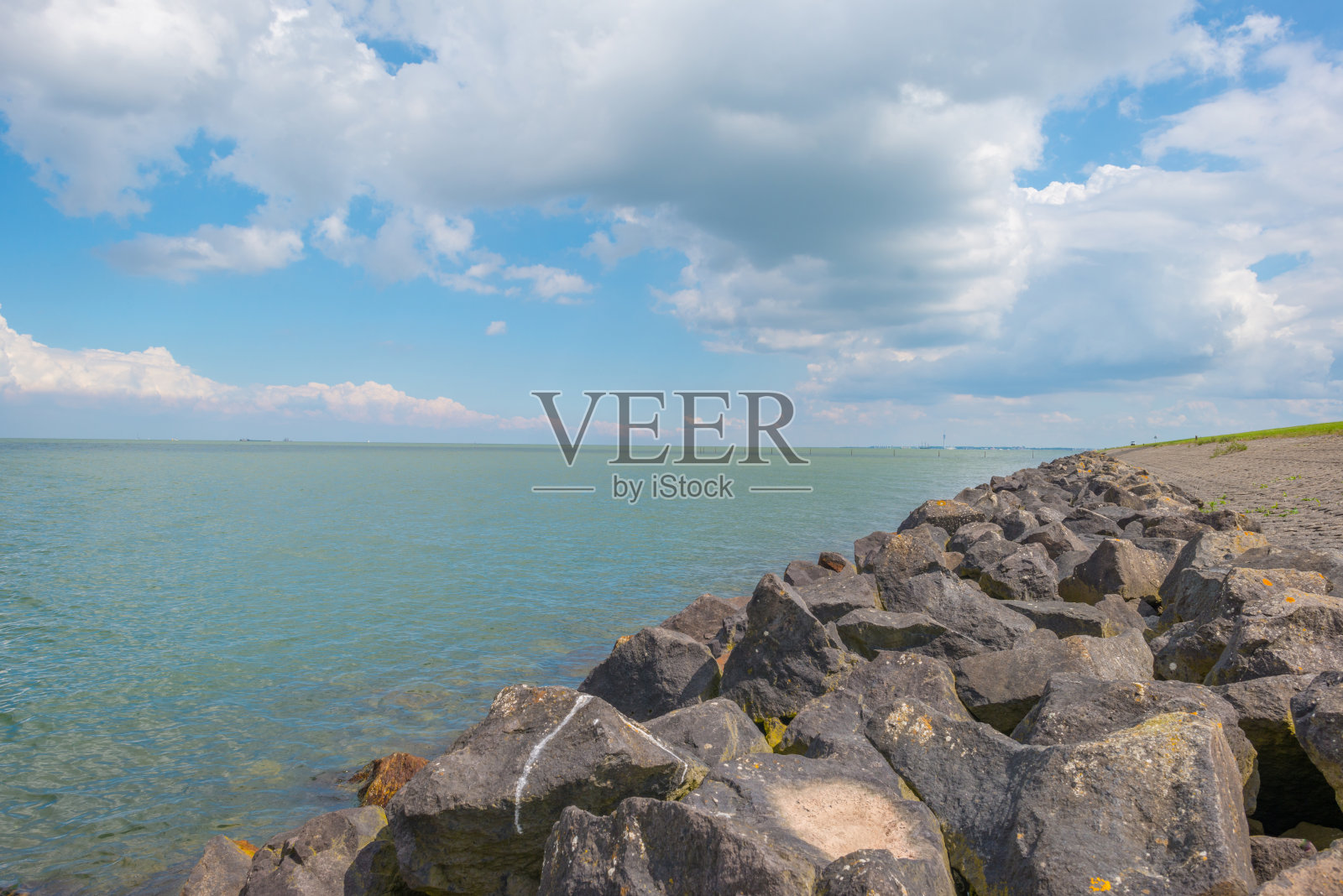 春天沿湖的玄武岩堤照片摄影图片