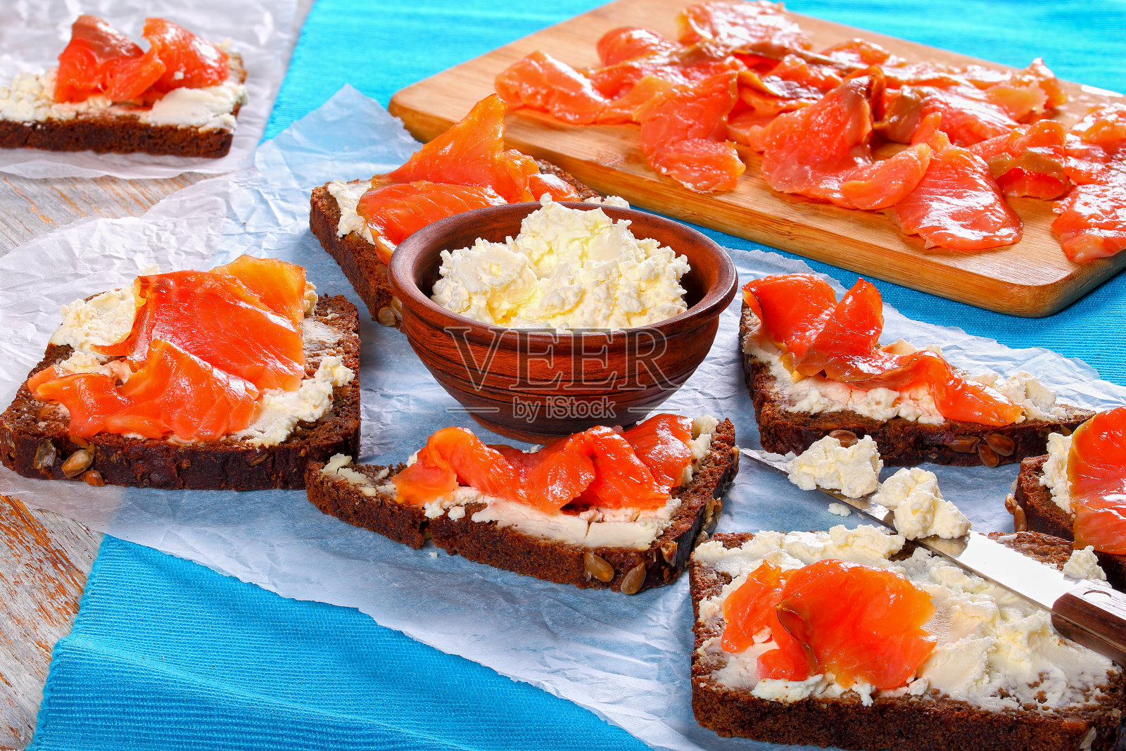 鲑鱼奶油芝士黑麦面包三明治照片摄影图片