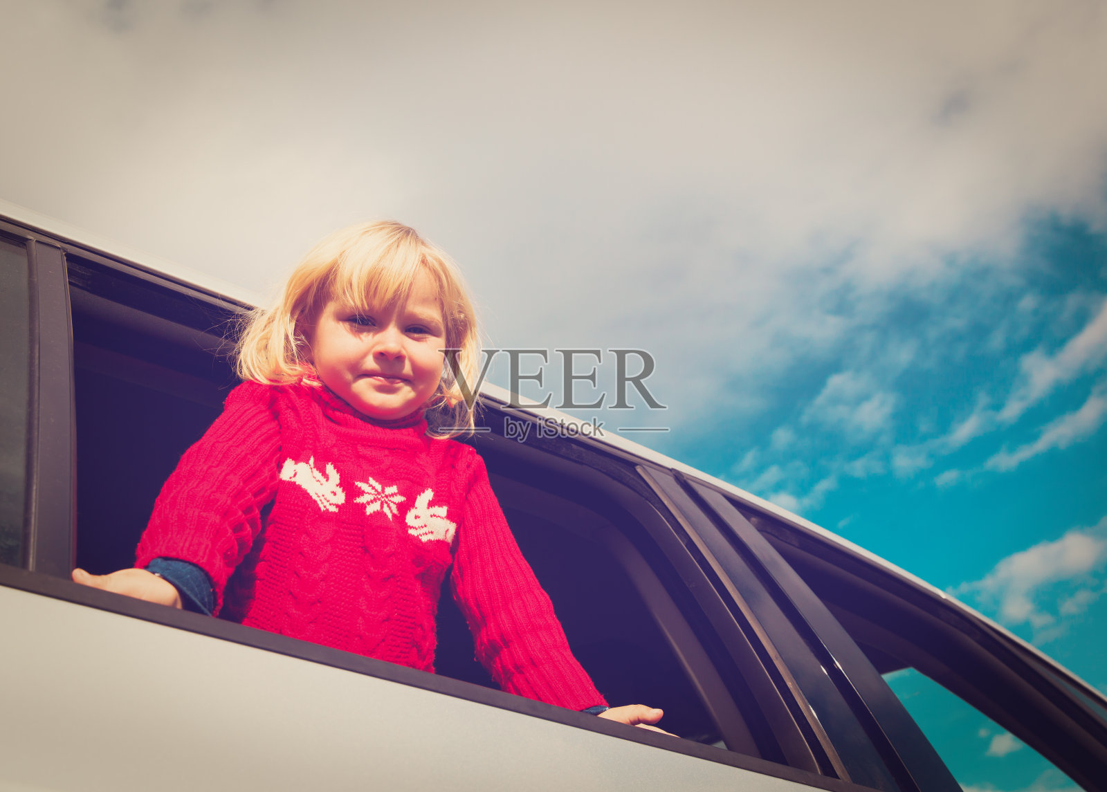 快乐的小女孩坐着汽车在空中旅行照片摄影图片