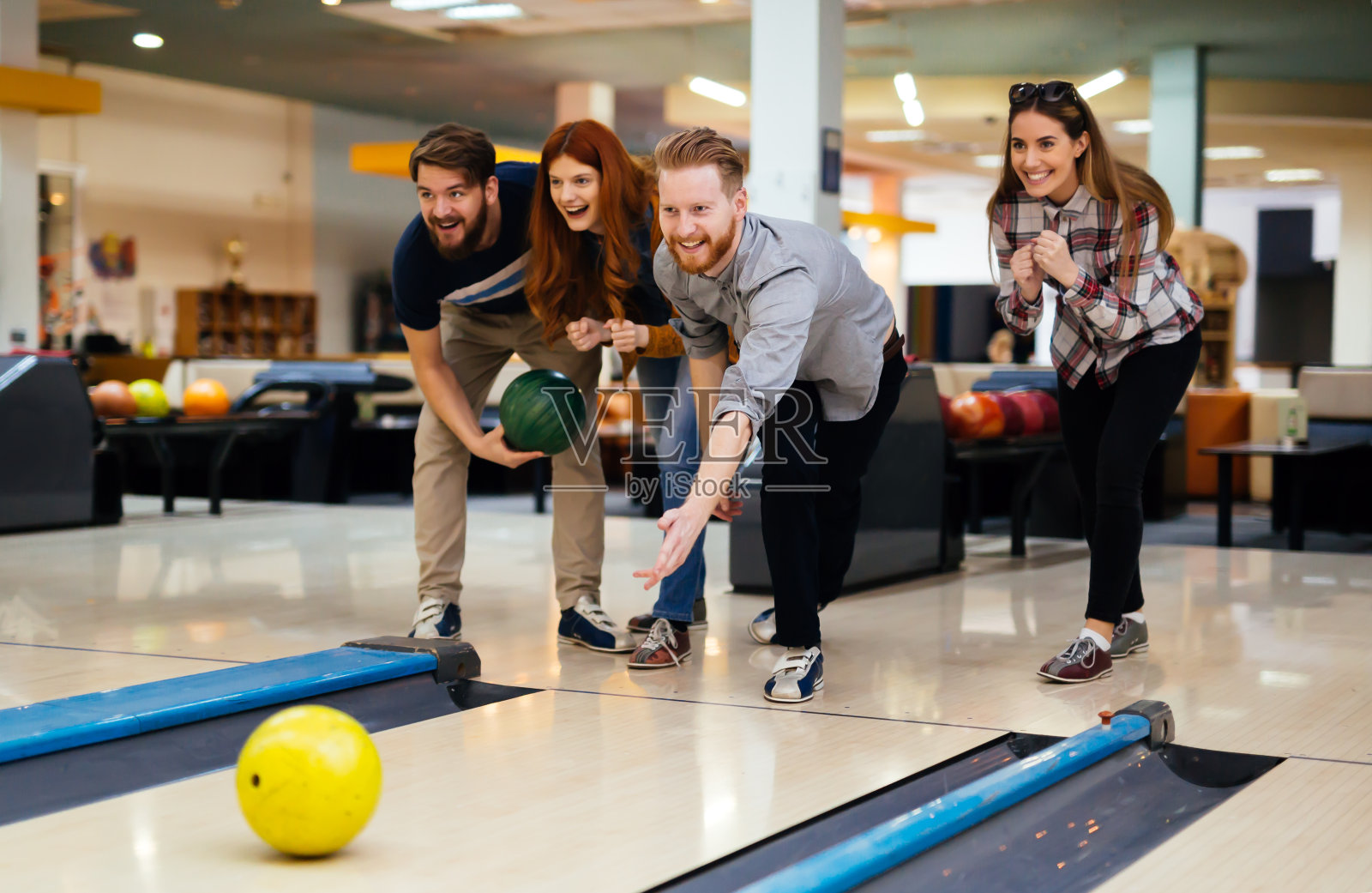 朋友在一起玩保龄球和加速时间照片摄影图片