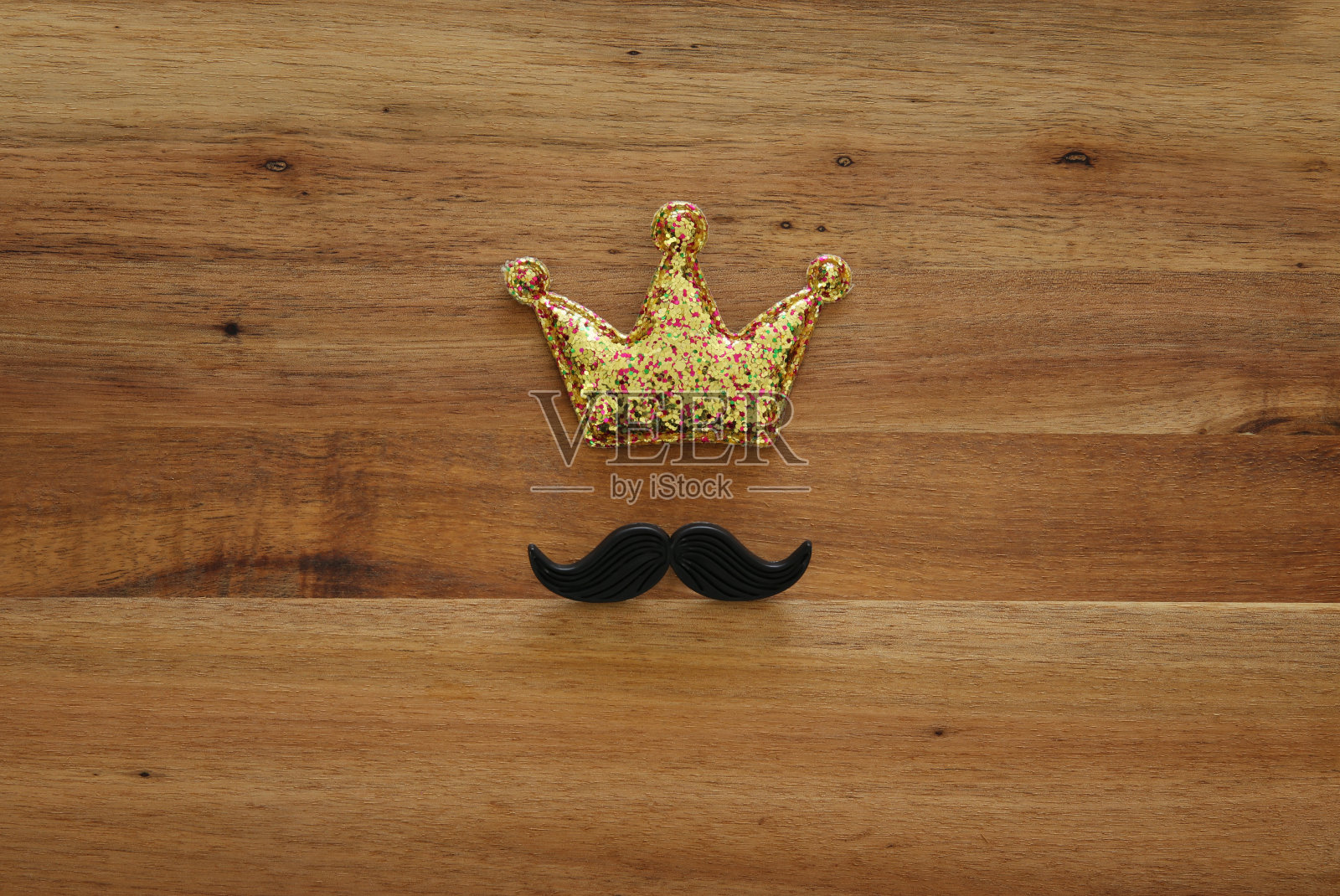 滑稽的胡子和闪闪发光的皇冠。父亲节的概念照片摄影图片