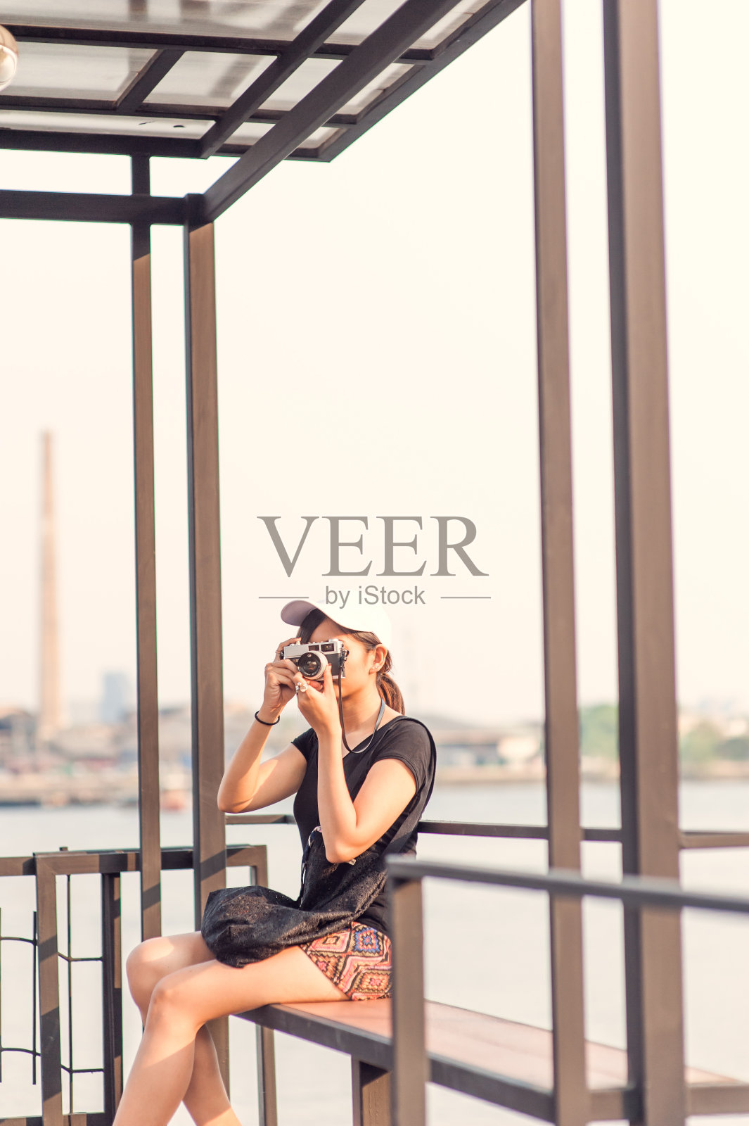 女人拍照与复古电影相机,女孩冒险Hangout旅游假日摄影概念照片摄影图片