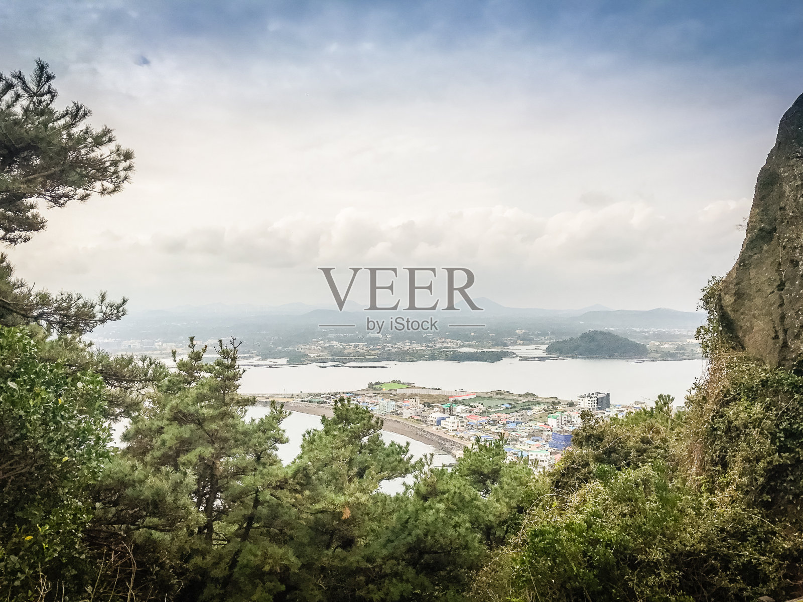 从韩国济州岛的Seongsan Ilchulbong(“日出峰”),联合国教科文组织自然旅游景点之一照片摄影图片