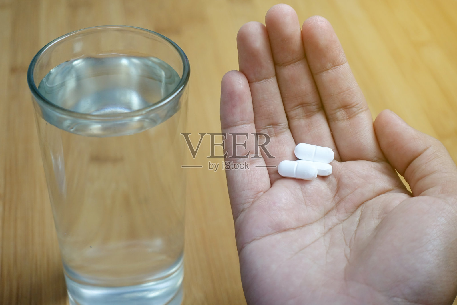服用药物和水照片摄影图片