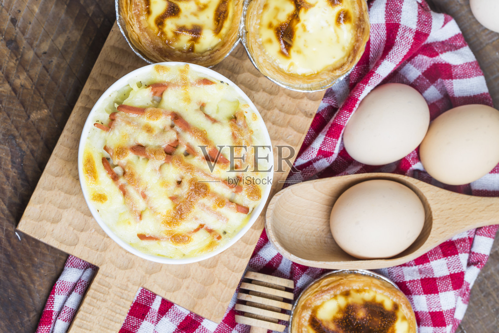 蛋挞,放在桌子上照片摄影图片