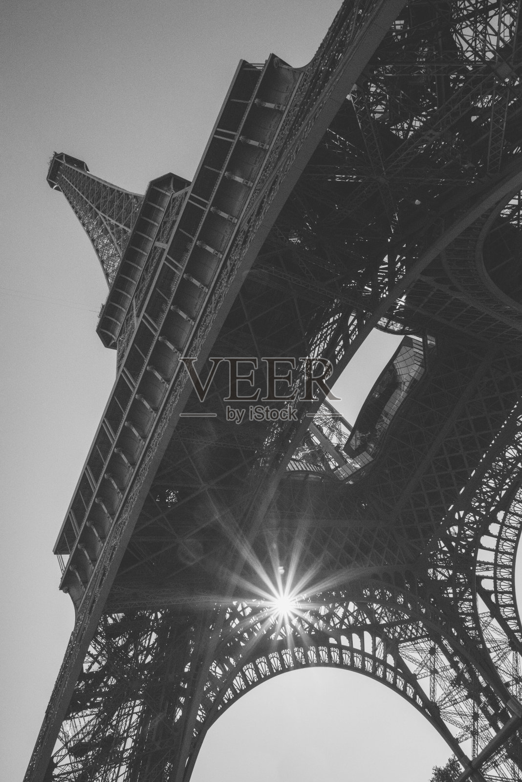 埃菲尔铁塔黑白(人像)——巴黎,2017年照片摄影图片