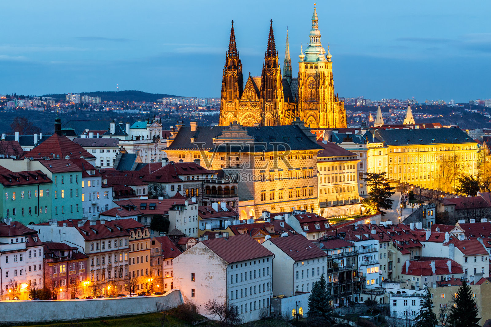 布拉格,捷克共和国。赫拉德卡尼(布拉格城堡)与圣维塔斯大教堂和圣乔治教堂黄昏,波西米亚的地标普拉哈。照片摄影图片