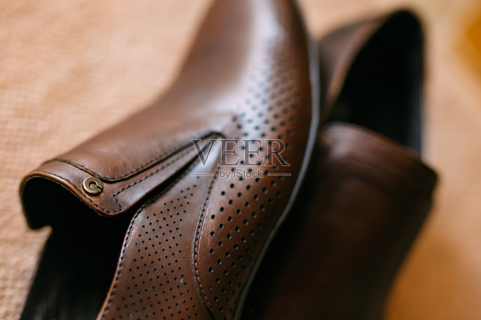 男人们的黑鞋在地板上照片摄影图片