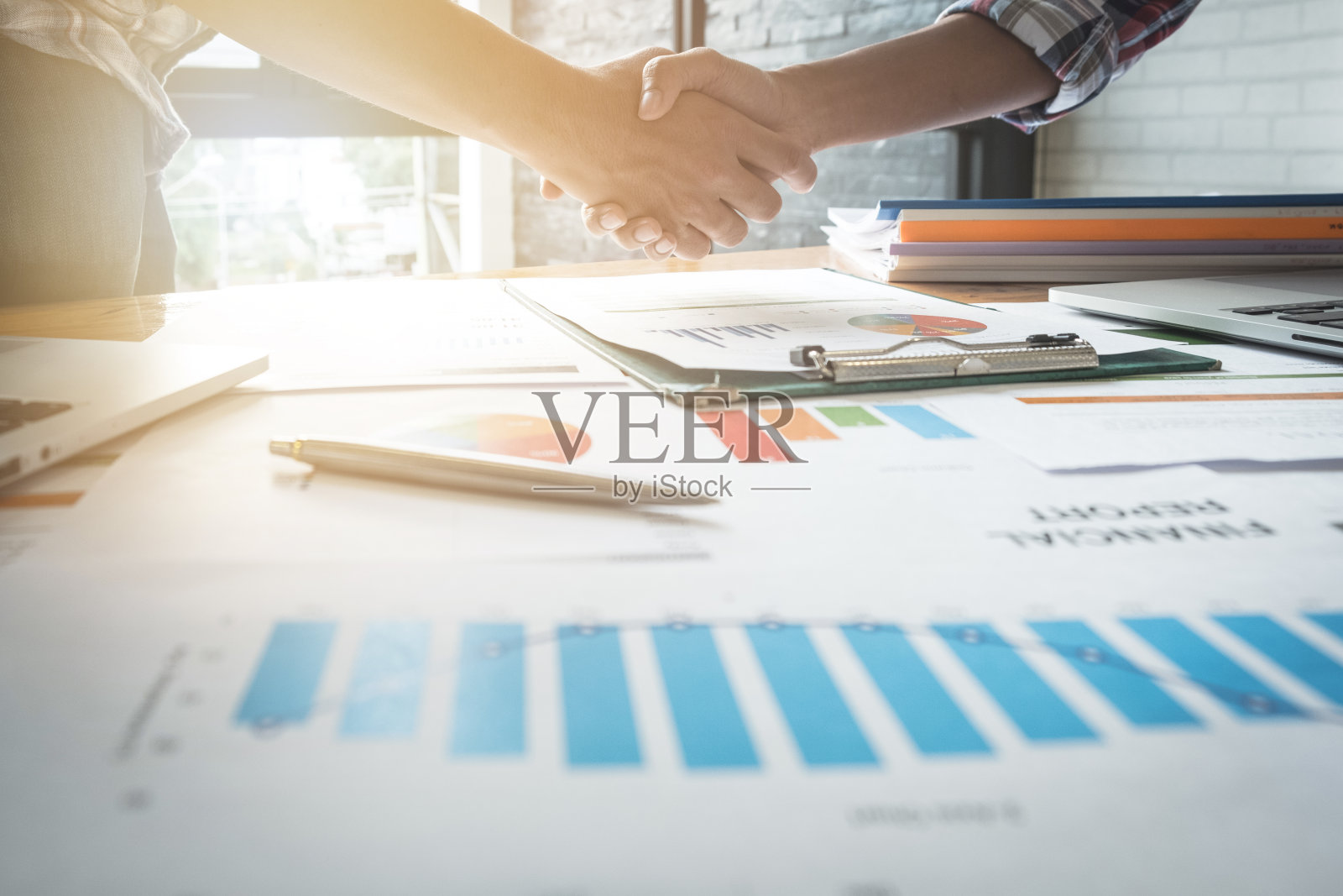 商人和合伙人在办公室握手照片摄影图片