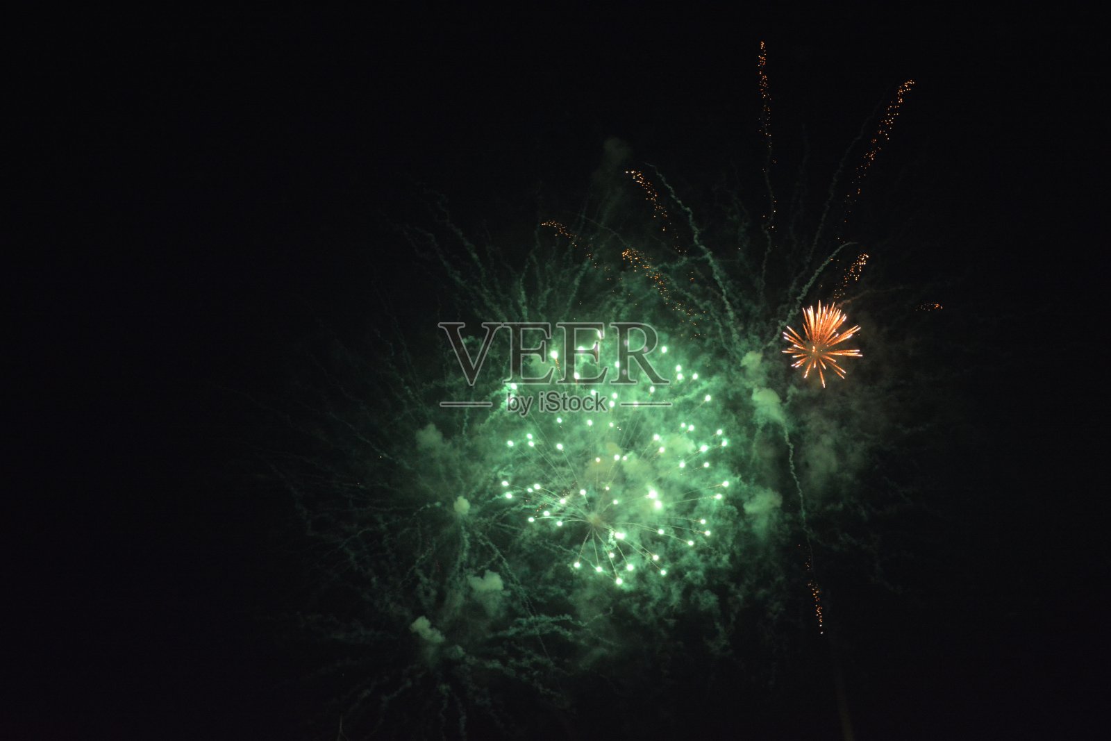 绿色的大烟花在晚上照片摄影图片