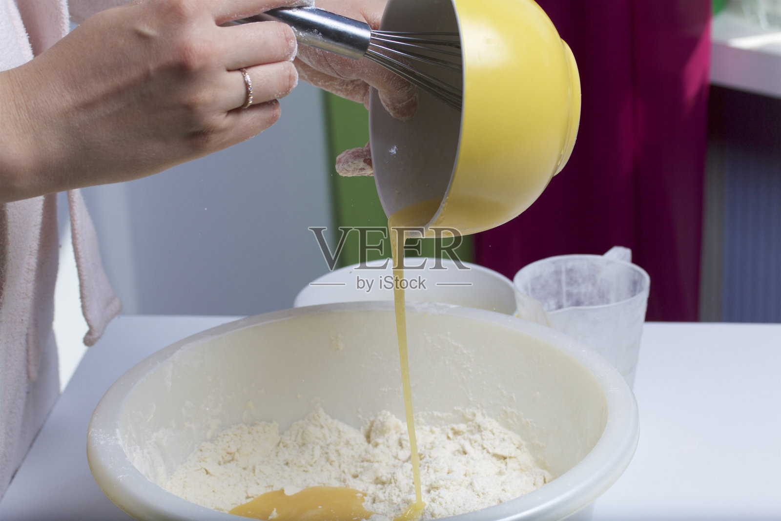 用软干酪和苹果酱做馅的馅饼。的准备阶段。照片摄影图片