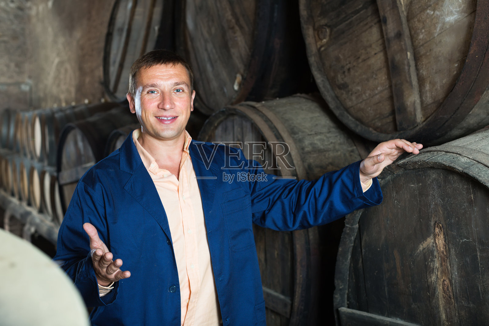 酒窖技术员在仓库工作照片摄影图片