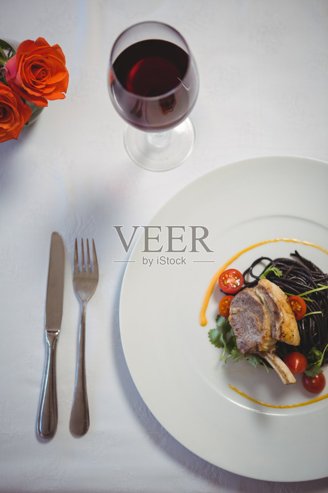 墨鱼汁意大利面配罗勒花和红酒照片摄影图片