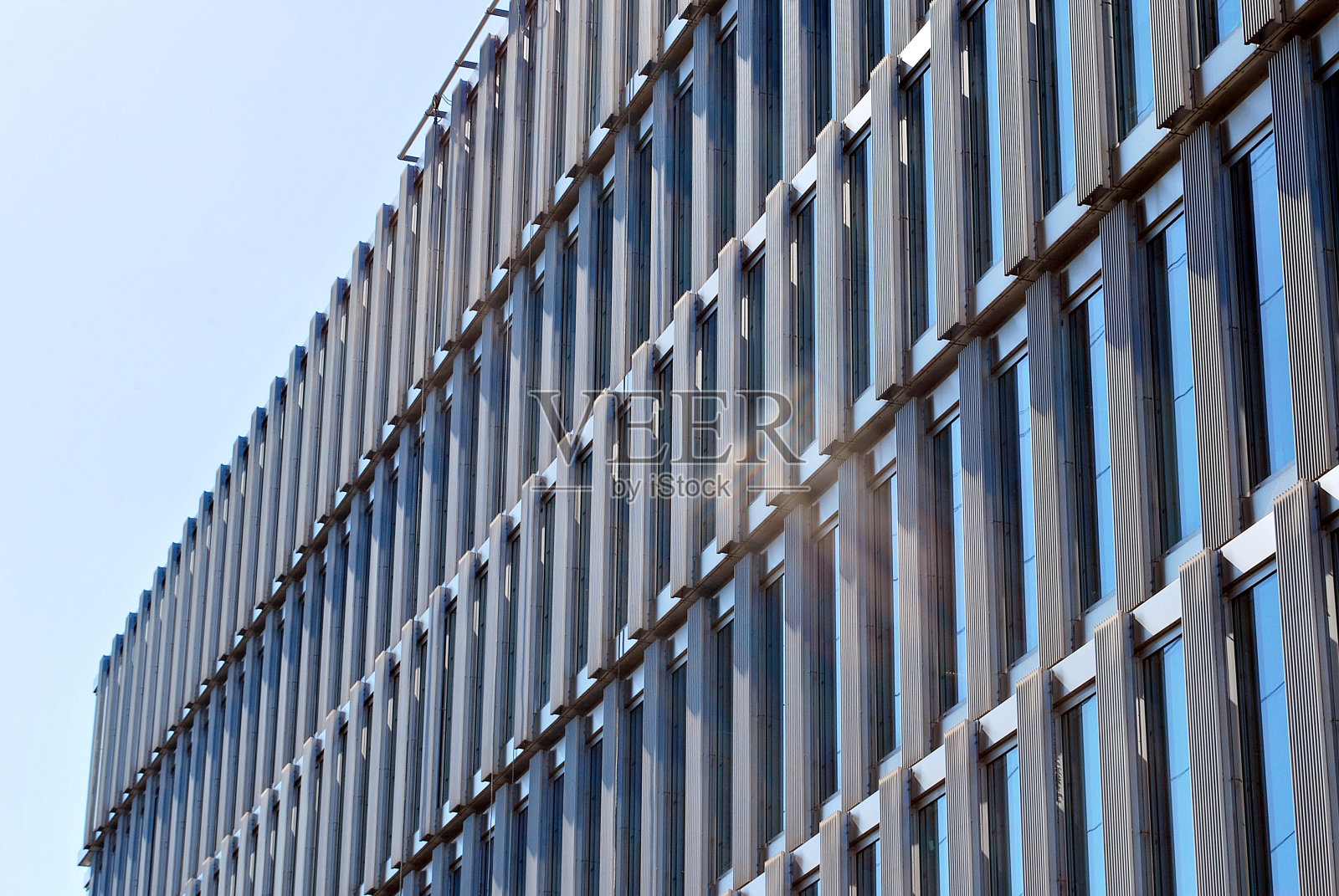 玻璃幕墙的现代办公大楼。照片摄影图片