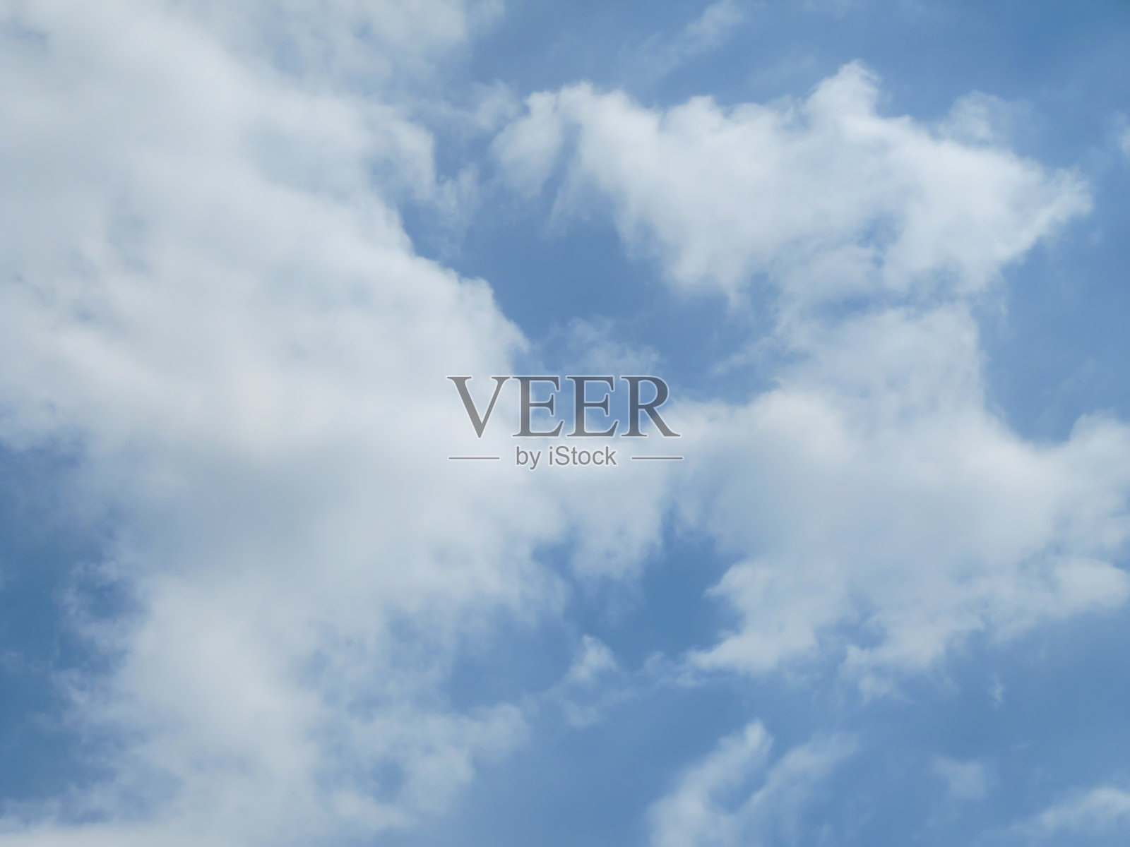 云朵映衬着蓝天照片摄影图片