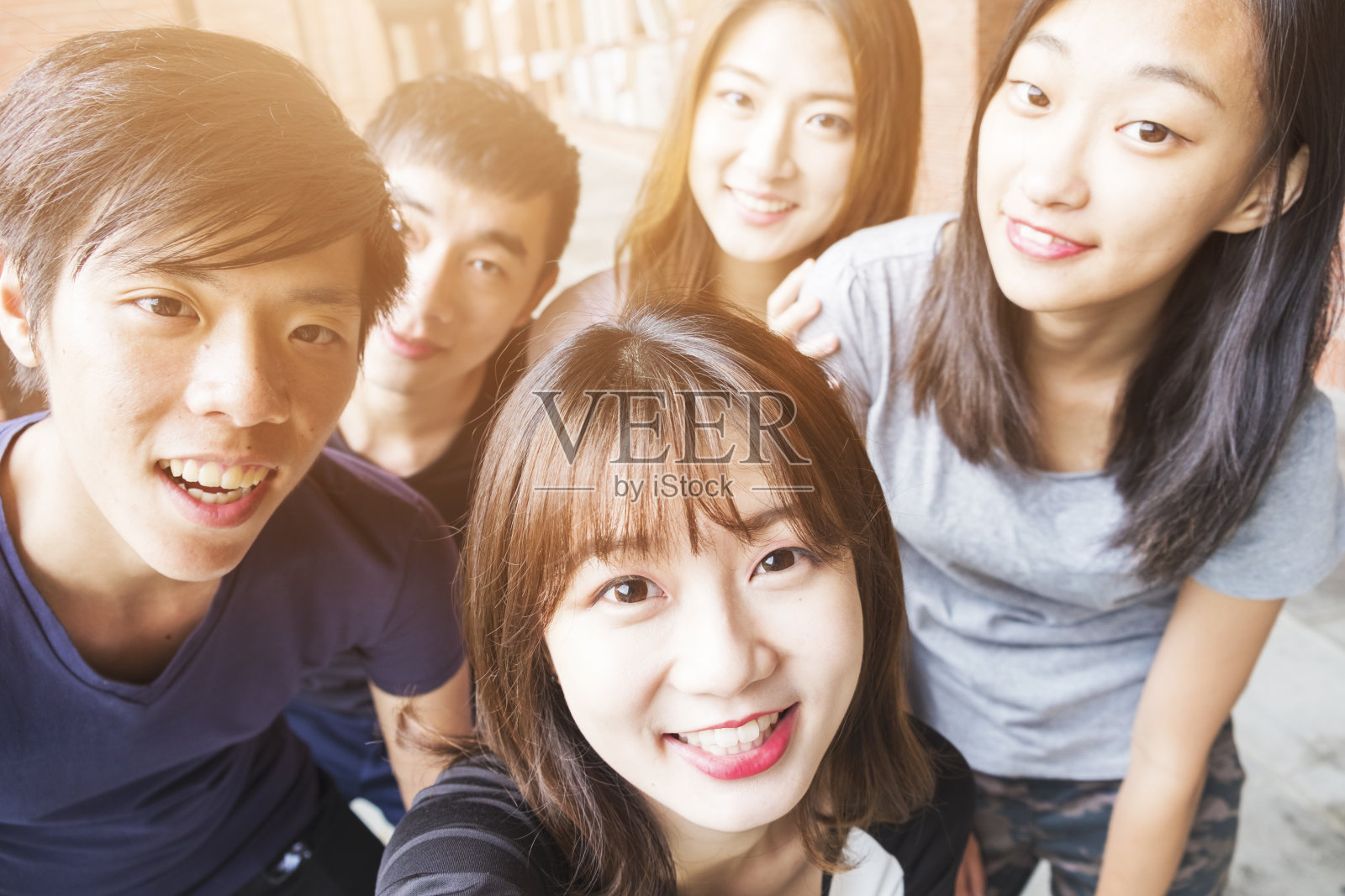 一群快乐的朋友在自拍照片摄影图片