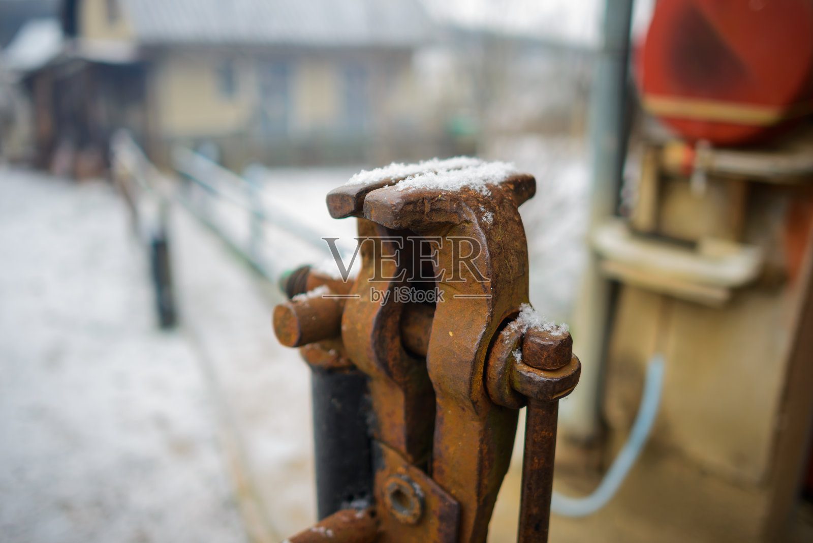 生锈的旧台虎钳,用于金属和木材手工工作照片摄影图片