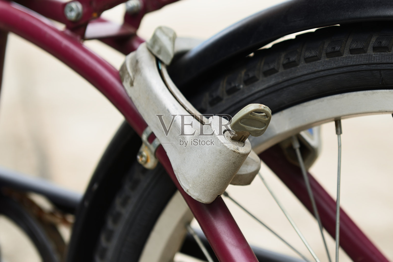 关上旧自行车锁。照片摄影图片