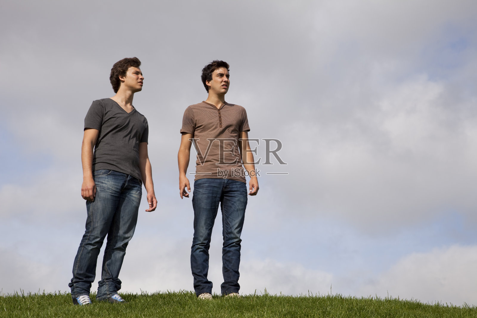 少年在公园里照片摄影图片