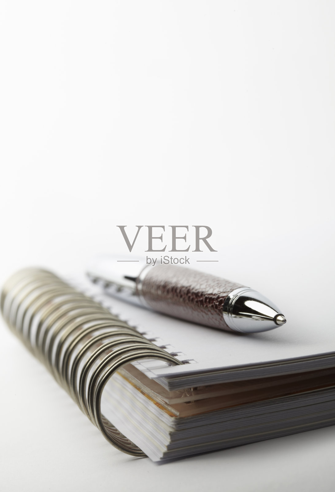 笔和乳制品。照片摄影图片