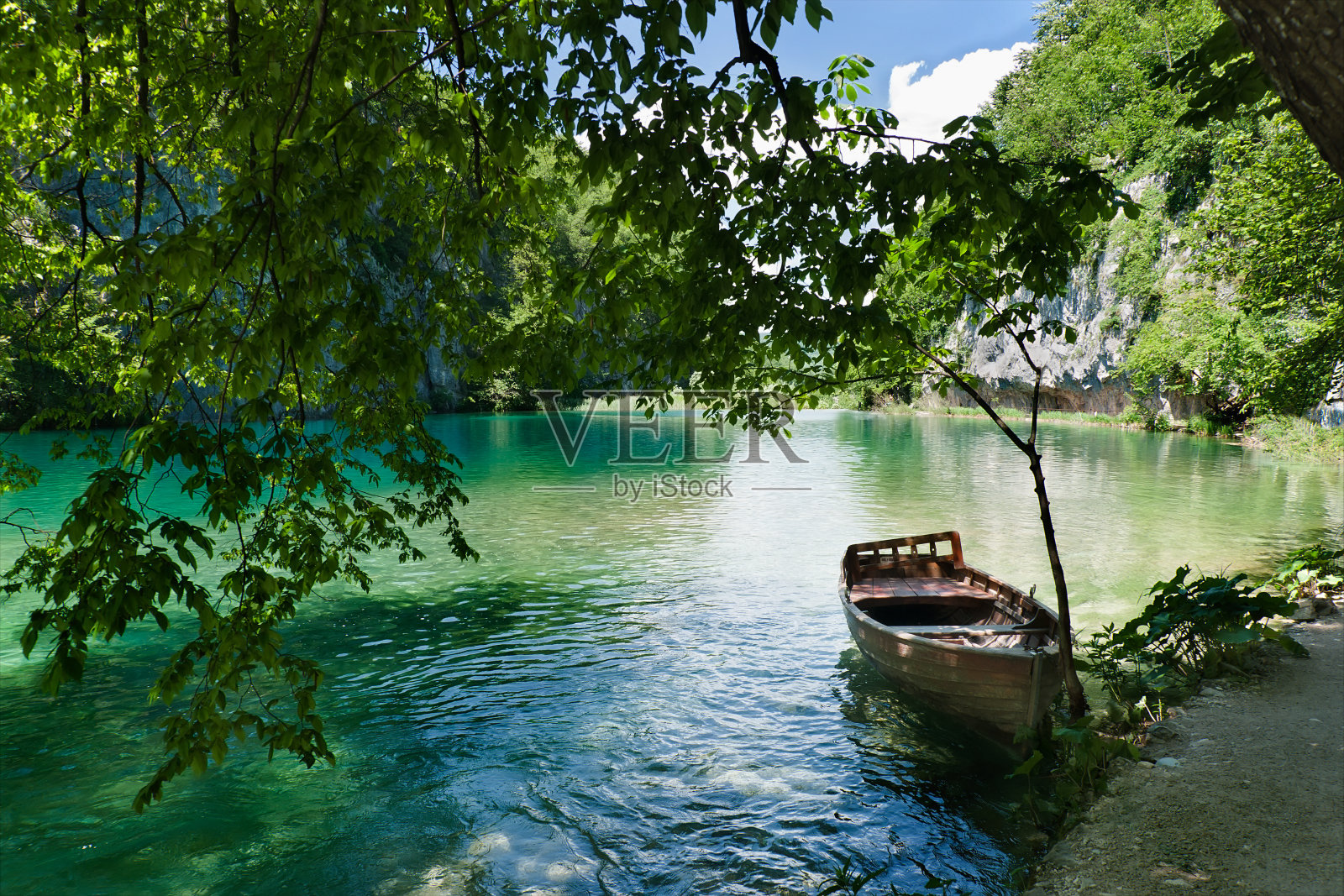 湖中之舟照片摄影图片