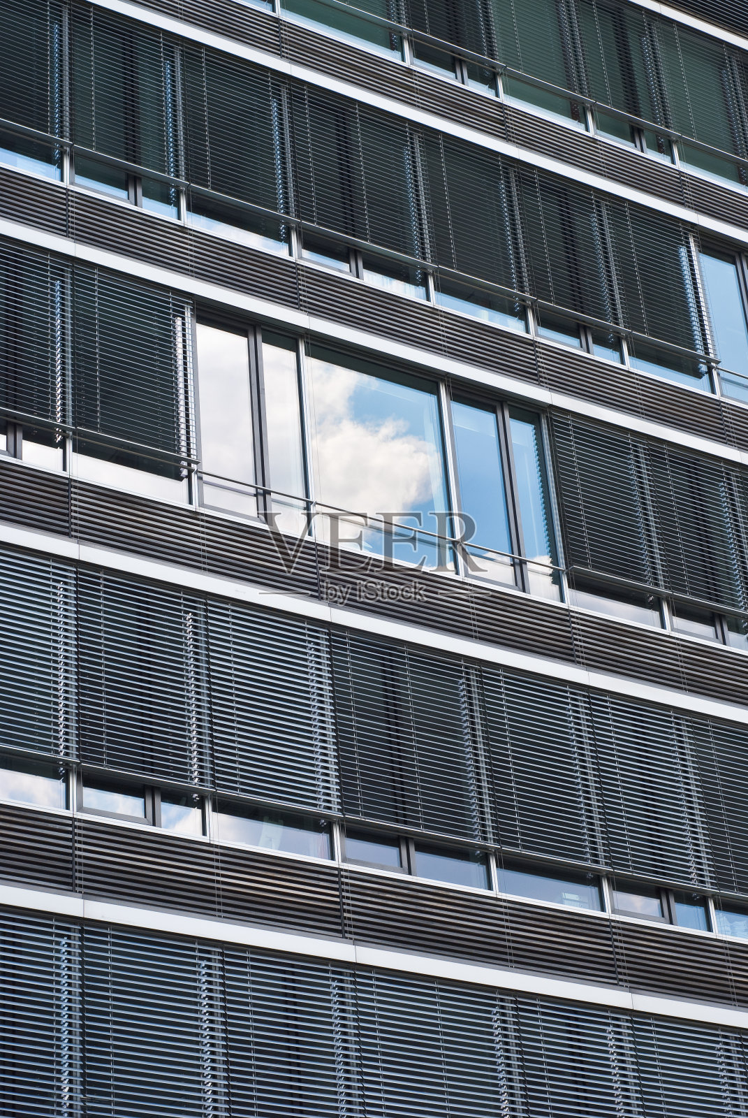 建筑与天空和云的反射照片摄影图片