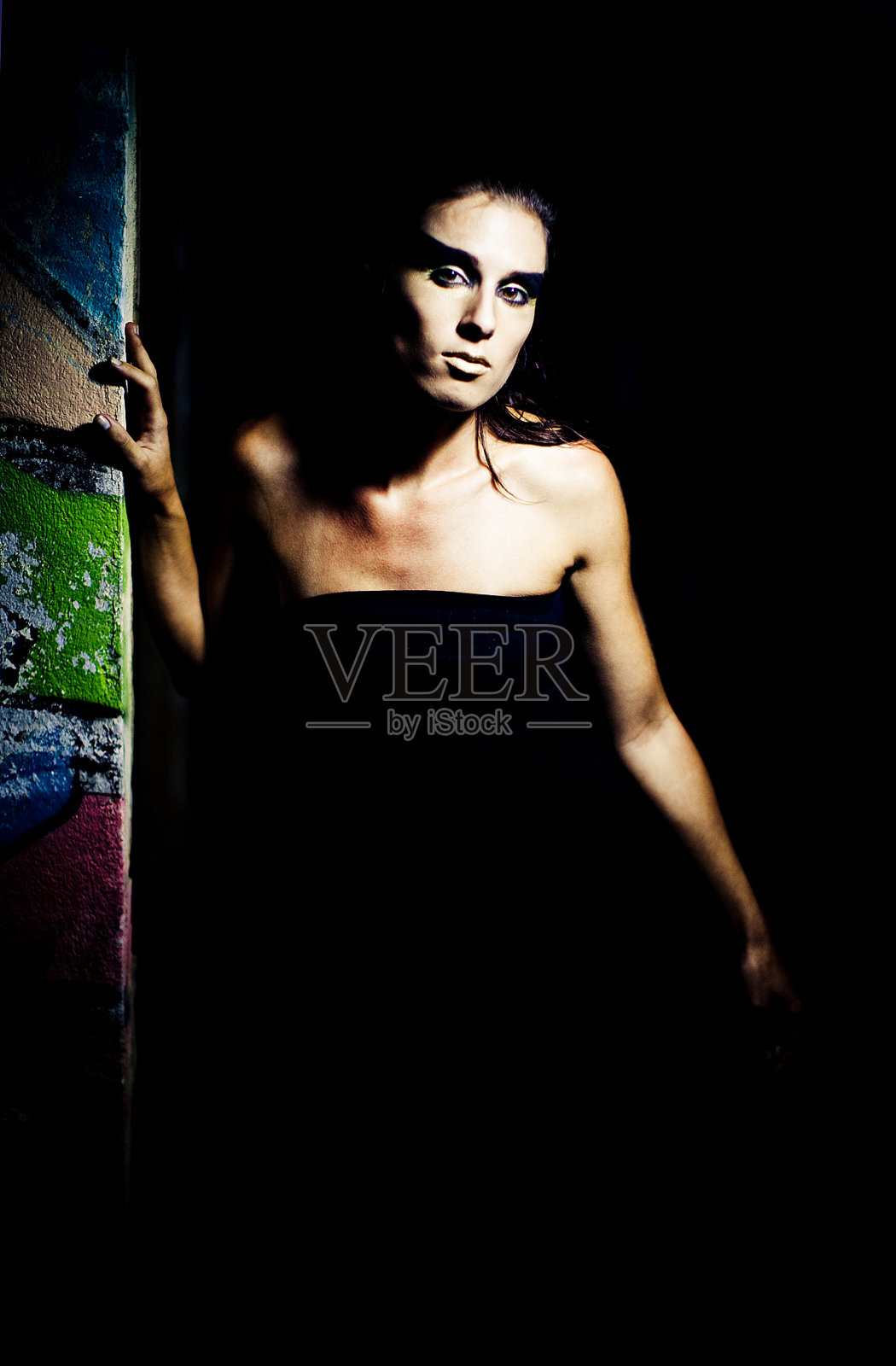 年轻女子在黑暗中的肖像照片摄影图片