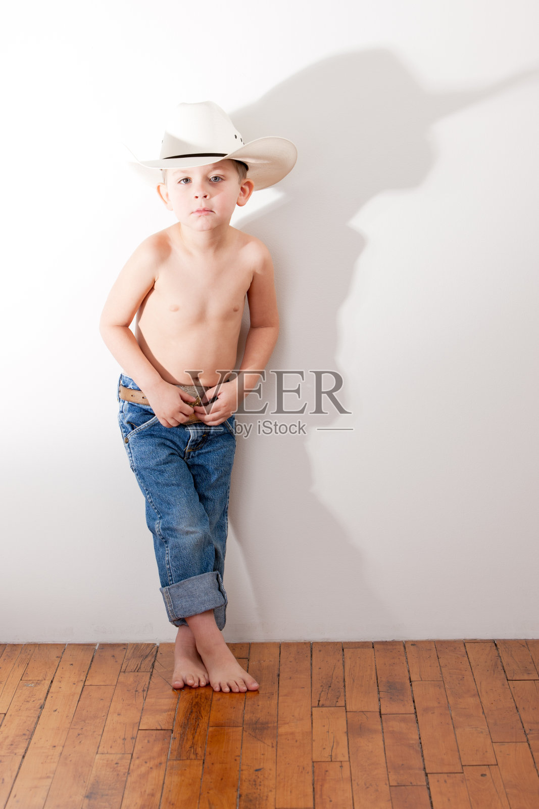 真人版:牛仔小男孩赤膊白种人全长照片摄影图片
