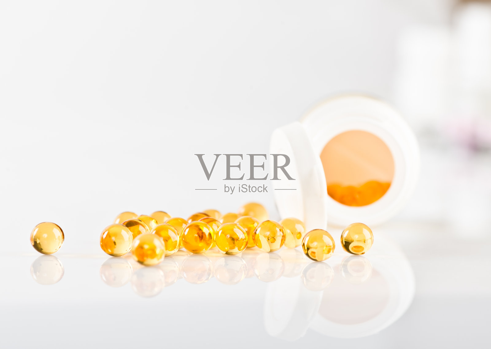 鱼油胶囊溢出开敞的容器照片摄影图片