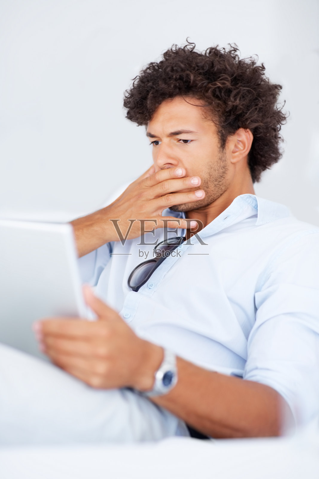 非裔美国人编辑在笔记本电脑上工作照片摄影图片