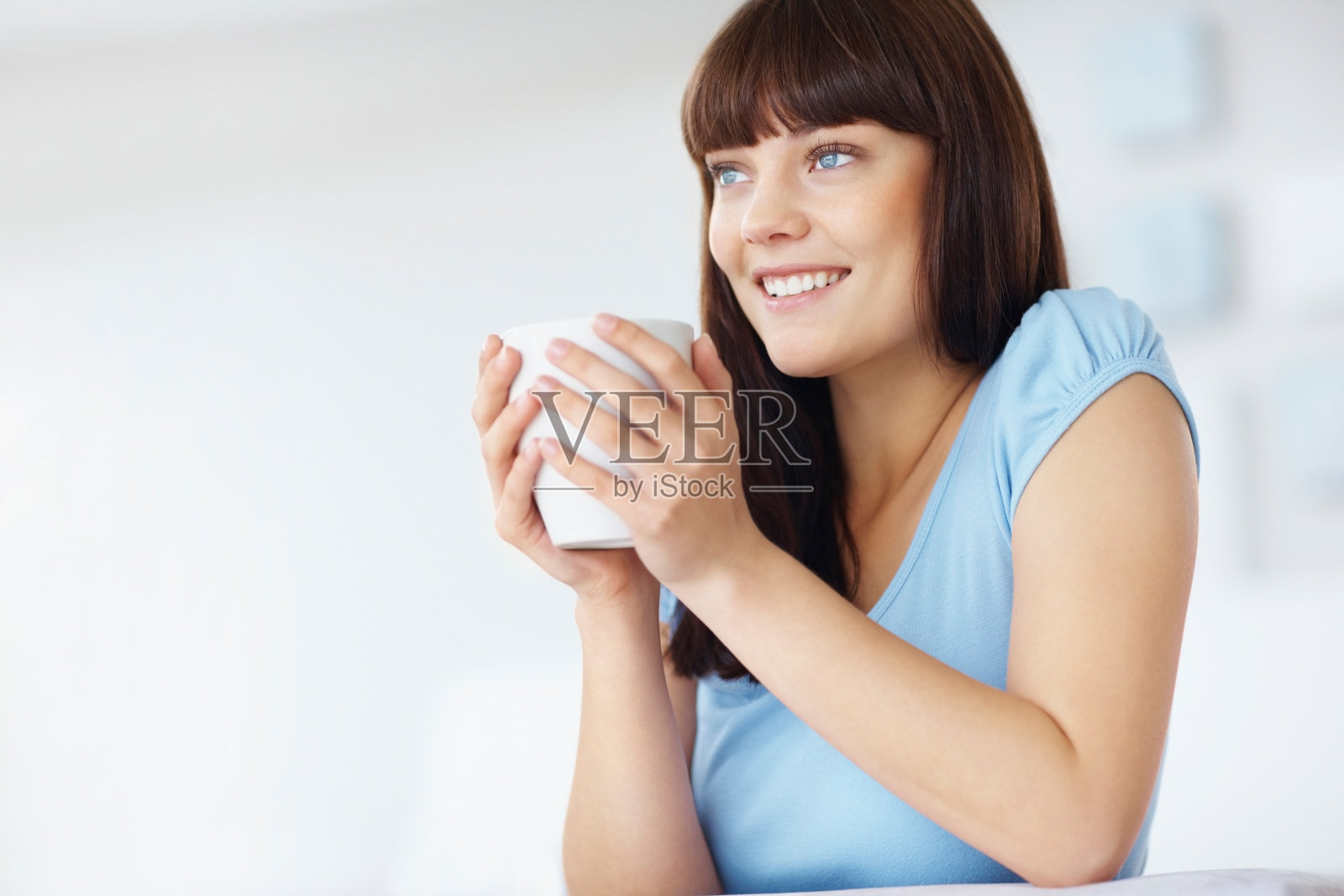 依偎在我温暖的咖啡旁照片摄影图片