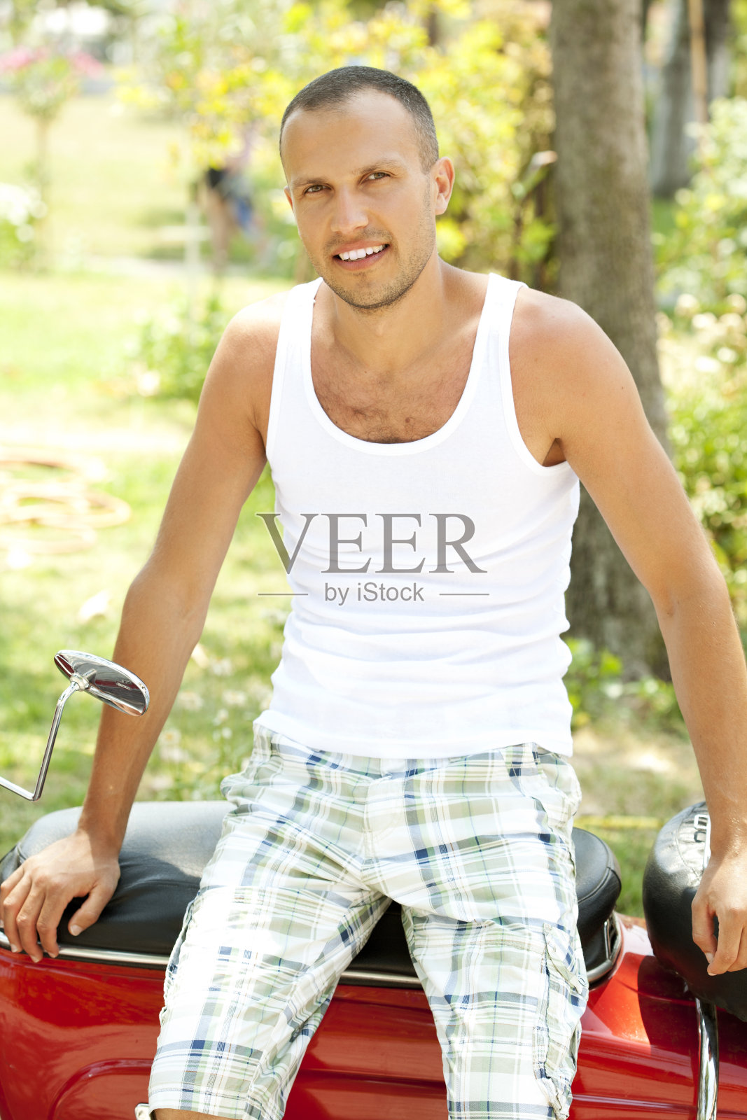 帅气坐在摩托车上照片摄影图片