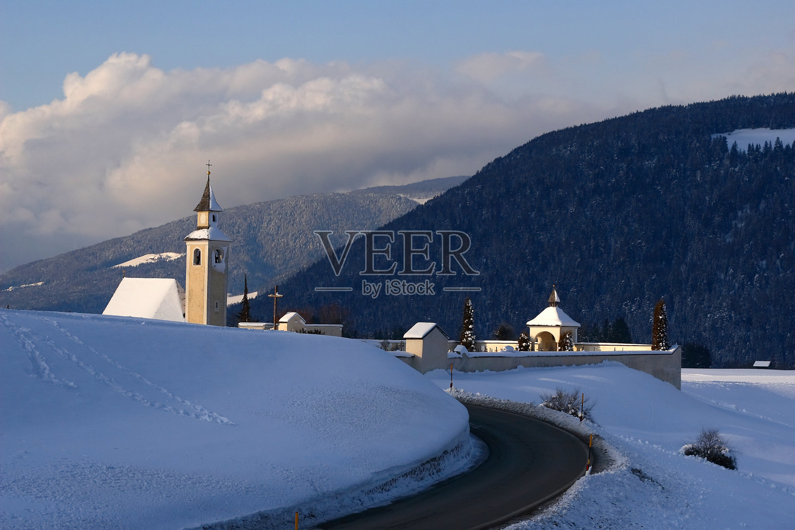 路去教堂照片摄影图片