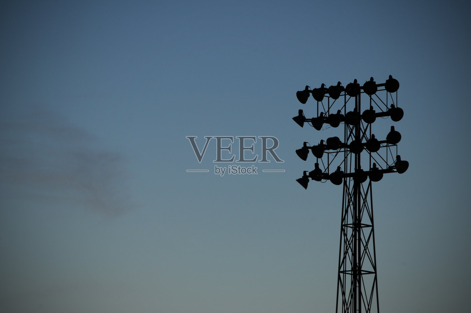 黄昏时的体育场灯光照片摄影图片